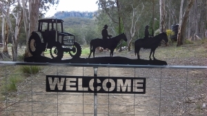 Metal Art - Tract with 2 Horse Riders Gate Topper